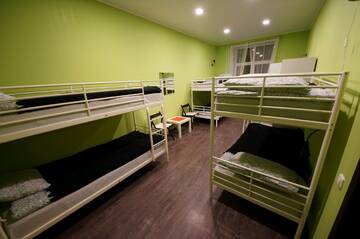 Кровать в 8-местной мужской комнате (общие удобства) в Хостеле Калинин Хостел