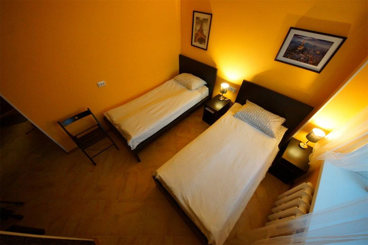 Отдельная комната с двумя отдельными кроватями